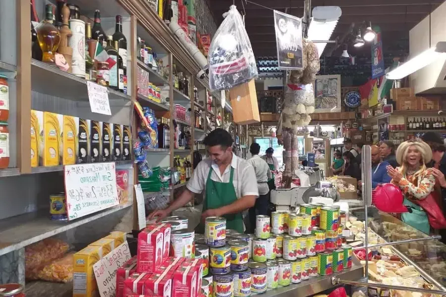 在贝博体彩app北滩的一个意大利食品市场里.