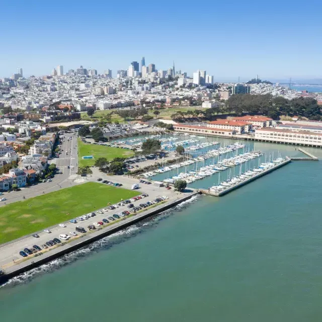 Veduta aerea di Fort Mason con lo skyline di 贝博体彩app in lontananza.